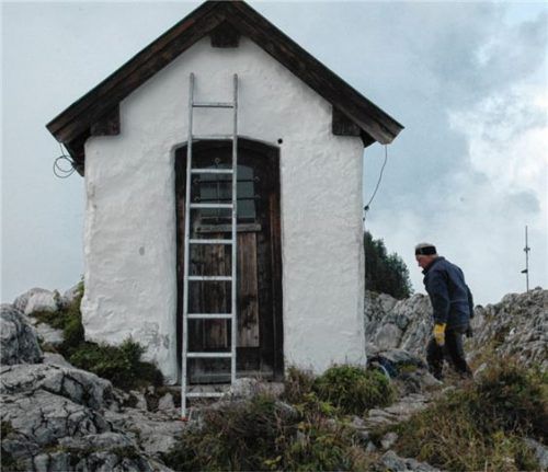 Kleine und größere Sanierungen verlangt stets die Gipfelkapelle am Brünnstein.Foto al