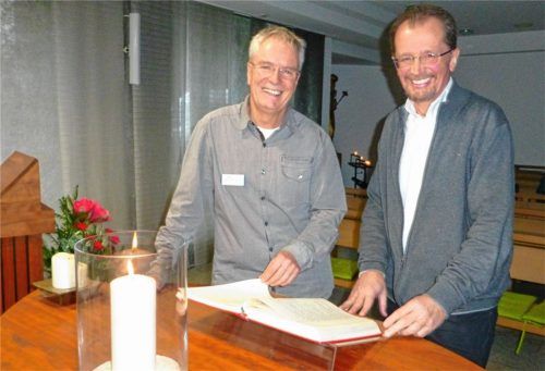 Klinikseelsorge muss auch einen heiteren Aspekt haben, finden der evangelische Pfarrer Andreas Fuchs (links) und Pastoralreferent Josef Klinger (rechts). Sie laden gemeinsam zum Kurs für ehrenamtliche Mitarbeit in der Klinikseelsorge ein.Foto knothe