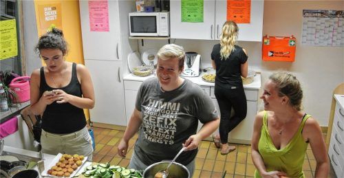 Kochen gehört zu den vielen Dingen, die Jugendliche im Haus am Seestraßenkreisel gemeinsam tun können. Demnächst wird die T-Stube in „PrienaYou“ umbenannt. Foto re