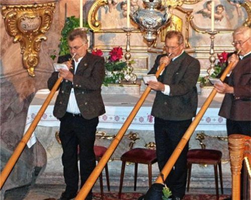 Kraftvolle Klänge und ruhige Weisen kamen aus den Alphörnern.