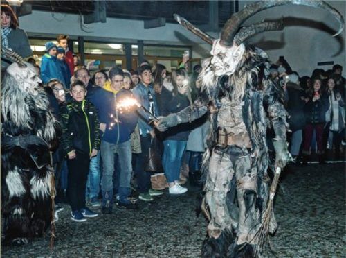 Kramperl des „Inntal Pass“ tanzten um das Feuer. Foto  Berger