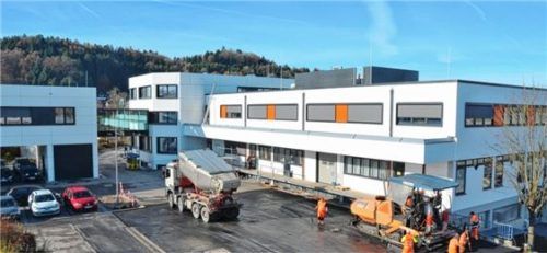 Kreutzpointner-Zentrale in Burghausen: Die Fertigstellung der Außenanlagen lief bis zuletzt auf Hochtouren. Foto re