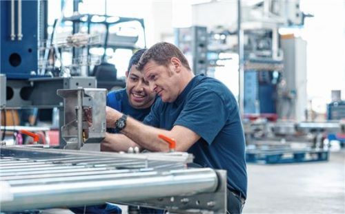 Krones-Mitarbeiter bei der Produktion am StandortRosenheim. Ihre Arbeitsplätze sollen bis 2022 sicher sein, wie der Betriebsrat mitteilt.