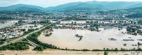 Land unter: Von Fischerdorf, einem Ortsteil von Deggendorf, war am 6. Juni 2013 nicht mehr viel zu sehen. Die Schäden gingen in die Millionen.Foto dpa