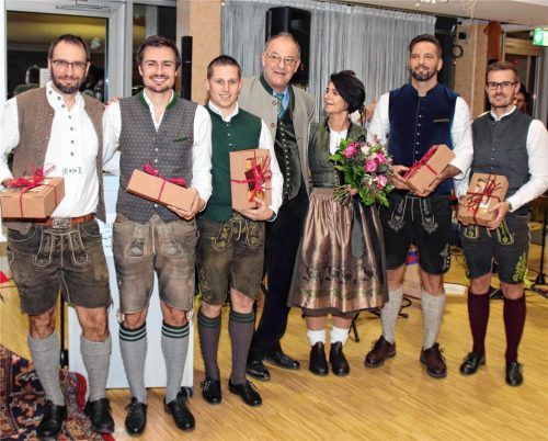 Landrat Wolfgang Berthaler (Vierter von links) übergab den Sozialpreis 2017 an die Sportfreunde Attl und dankte Martin Lindner, Stefan Schwarzenböck, Roland Schoderer, Simone Grönheit, Markus Zeidler und Florian Brunhuber (von links).