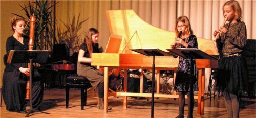 Laura Paas und Charlotte Stöbel (Blockflöte) mit Katharina Paul (Cembalo) und ihrer Lehrerin Christine Sedlmeier an der Bassflöte. Foto re
