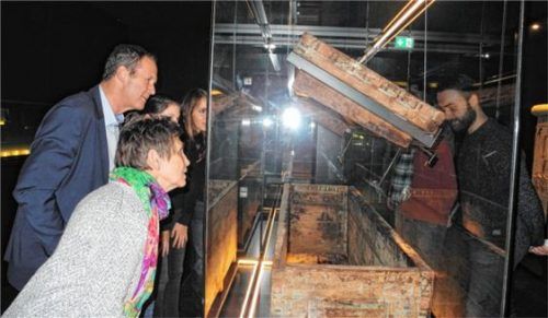 Letzte Ruhestätte als Forschungsprojekt: Professorin Louise Gestermann (vorne) mit dem Leiter des Ausstellungszentrums Lokschuppen, Dr. Peter Miesbeck, und den Studenten am Kastensarg des Herrn Nacht.Foto re