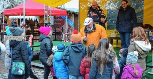 Leuchtende Kinderaugen bescherte der „Weihnachtswunschbaum“ auf dem Christkindlmarkt: Kinder konnten dort ihre Wünsche hinterlassen, Paten erfüllten sie; hier Marktmeister Peter Kajetan Schmid bei der Übergabe.Fotos Sedlbauer