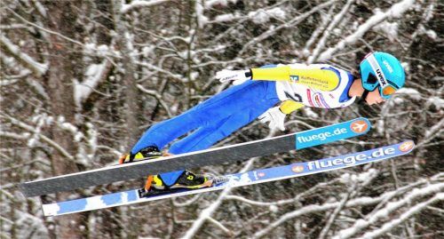 Lucas Heumann vom WSV Oberaudorf bei seinem Siegsprung im Deutschen Schülercup in Rastbüchl.Foto Lotter