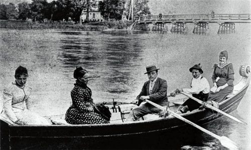 Ludwig Thoma mit einer seiner ersten „Liebeleien“ (links im Boot Hanna Sachs) 1892 in Seebruck. re