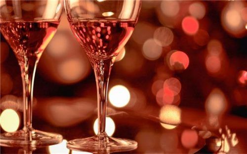 Macht nicht nur als Geschenk eine gute Figur, sondern auch an Heiligabend im Glas: guter Wein. Foto kieferpix/istockphoto.com/spp-o