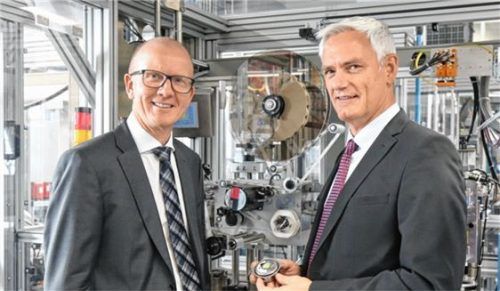 Manfred Süß (links) löst Richard Stanzel als Geschäftsführer und Werkleiter der ZF-Tochter TRW Airbag Systems in Aschau am Inn ab.