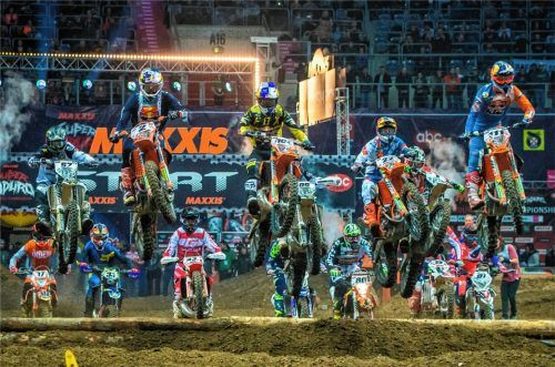 Manuel Lettenbichler (Mitte, mit Startnummer 304) konnte bei den SuperEnduro-WM-Läufen in Krakau mit der Weltspitze gut mithalten. Foto BLANCHARD