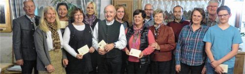 Maria Hirn vom Katholischen Frauenbund Rimsting (Zweite von links) konnte Spenden an 13 Institutionen übergeben. Bürgermeister Josef Mayer (links) nahm den Scheck für bedürftige Bürger entgegen. Irmi Huber (Fünfte von rechts) hatte mit dem Verkauf von über 500 selbst gebastelten Weihnachtssternen allein mehr als die Hälfte des Erlöses beim Weihnachtsmarkt erzielt. Foto Thümmler