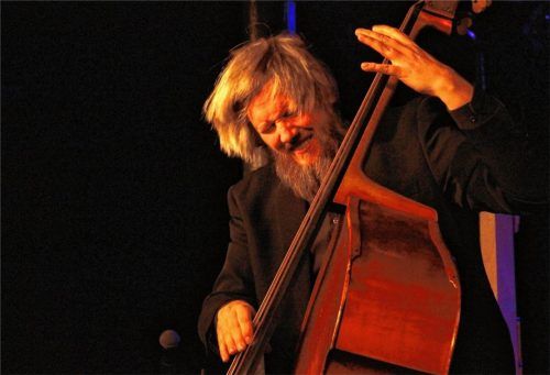 Markus Conrads streichelt, reißt und schlägt seinen Bass und könnte auch auf einer Metal-Bühne stehen.Fotos Hoffmann