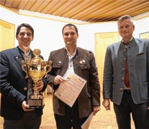 Markus Stahuber (links) von der Schützengesellschaft Kirchdorf sicherte sich den Pokal als neuer Marktmeister aller Klassen. Gildemeister Martin Geppert und Bürgermeister Richard Richter gratulierten.