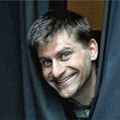 Michi Altinger tritt im Festsaal auf