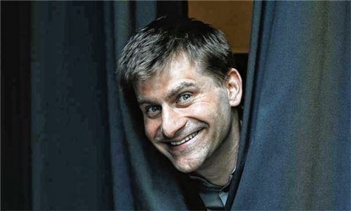 Michi Altinger tritt im Festsaal auf