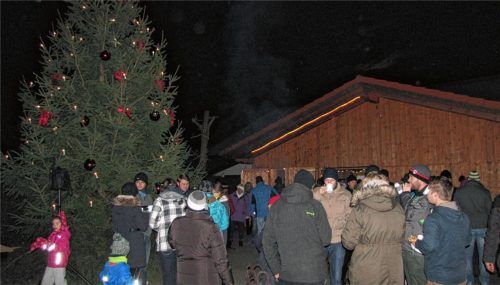 Mietrachinger Christbaum erstrahlt in vorweihnachtlichem Glanz
