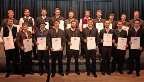 Ministerialrat Michael Karrer (oben rechts) vom Bayerischen Landwirtschaftsministerium übergab den Meisterbrief an die Absolventen. Foto Georg baumgartner