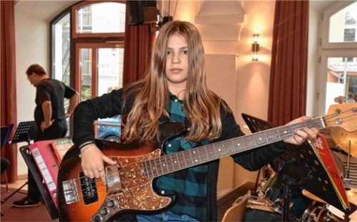 Mirja Fee (11): „Der E-Bass hat einen sehr tiefen Ton. Das finde ich einfach schön. Was ich später einmal werden will, weiß ich noch nicht genau, aber die Musik wird auf jeden Fall mein Hobby bleiben. Vor unserem Weihnachtskonzert bin ich schon ein bisschen aufgeregt. Vor so vielen Menschen will ich mich natürlich nicht verspielen, darum übe ich täglich, immer um die 20 Minuten.“