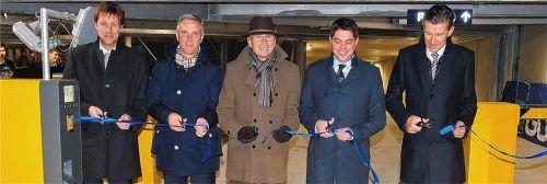 Mit dem Durchschneiden eines Bands wurde das neue Parkhaus am Klinikum Traunstein offiziell eingeweiht. Unser Foto zeigt von links Dieter Janshen und Stephan Pieper von der Firma Goldbeck, Oberbürgermeister Christian Kegel sowie Landrat Siegfried Walch und Dr. Uwe Gretscher, den Aufsichtsrats- beziehungsweise den Vorstandsvorsitzenden der Kliniken Südostbayern AG. Foto  Buthke