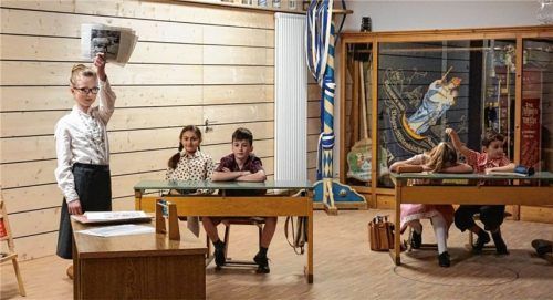 Mit dem Schülerleben von früher befassten sich die Kinder in ihrem Theaterstück. Foto Wolf