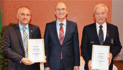 Mit dem Verdienstabzeichen in Gold für außerordentliche und besondere Leistungen und Verdienste um das Ehrenamt zeichnete Oberbürgermeister Christian Kegel Horst Hexel (rechts) und Günter Miedaner (links) aus.Foto buthke