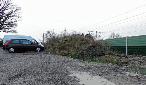 Mit der Entfernung des Lärmschutzwalls – dahinter ist nun die neue Lärmschutzwand – gewinnt man einige Meter Platz für weitere Parkplätze. Denn auch die erst im vergangenen Jahr geschaffene Stellplatz-Erweiterung ist teilweise voll ausgelastet. Foto Stache