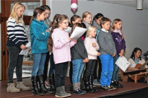 Mit einem Adventslied hat der Kinderchor unter Leitung von Barbara Weiderer den Nachmittag eröffnet.Foto alu