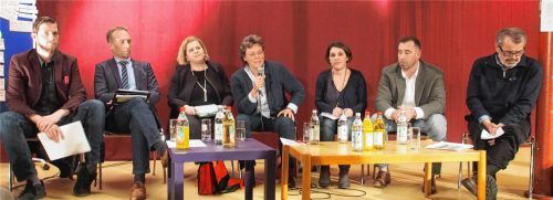 Mit einer kleinen Ausnahme verlief der zweite Teil des Bürgerforums ruhig auf dem Podium (von links): Patrick Nitzsche (Die Linke), Bürgermeister Robert Pötzsch (UWG), Kreisrätin Sandra Bubendorfer-Licht (FDP), Kreisrätin Cathrin Henke (Die Grünen), Bezirksrätin Claudia Hausperger (CSU), Oliver Multusch, Kreisvorsitzender der AfD, und Zweiter Bürgermeister Richard Fischer (SPD).Foto  kob