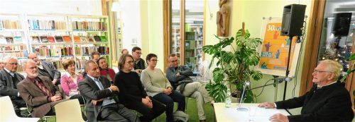 Mit großem Interesse verfolgten die Besucher die Ausführungen von Dr. Gottfried Mayr. Foto  Baumann