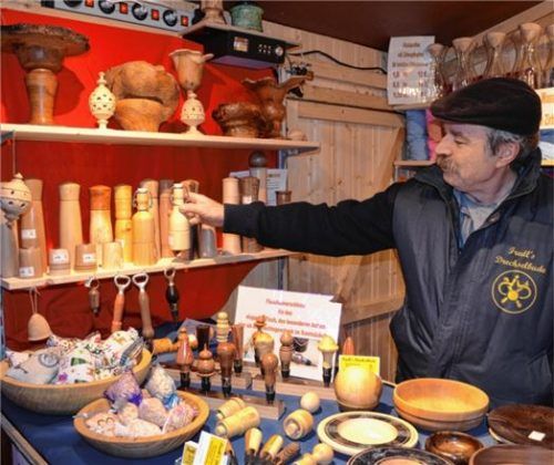 Mit handwerklichen Erzeugnissen aus eigener Drechslerei ist der Kolbermoorer Fredl Rackl auf dem Christkindlmarkt vertreten.Foto Sedlbauer