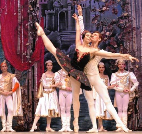 Mit triumphierendem Lächeln umgarnt der schwarze Schwan (Aleksandra Tschizhik) den hübschen Prinzen (Artjom Bankowski). Foto  Janka