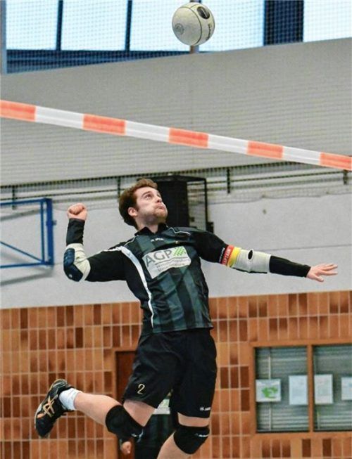 Mittelmann und Spielführer Hendrik Bäßler bei einem seiner Offensiv-Vorstöße.