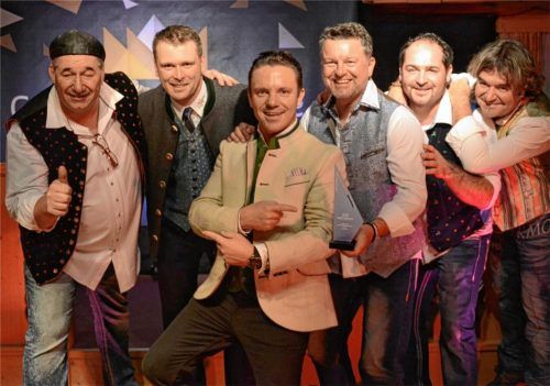 Moderator Stefan Mross (Mitte) zusammen mit dem Sieger Georg Kuchler (Zweiter von links) und den Zweitplatzierten Reinhod Warmer (links), Fritz Diesenreither, Nick Bachmaier und Thomas Patzner (von rechts).Foto re