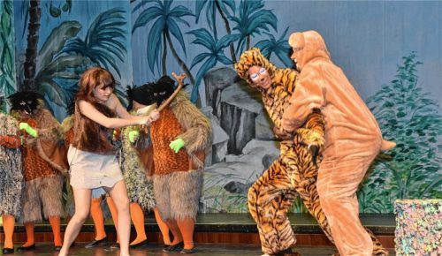 Mogli (Elisabeth Pangerl) sagt zusammen mit dem Bären Balu (Franz Zäch, rechts) dem bösen Tiger Shir Khan (Daniel Spiss) den Kampf an.Foto Schlecker
