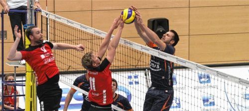 Muss er wieder selbst ins Spielgeschehen eingreifen? Spielertrainer Michi Mayer (rechts) hat Mittelblockermangel. Entweder er selbst springt ein oder Hauke Ferch. Doch der hatte zuletzt auch als Libero geglänzt.Foto je