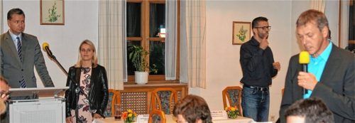 Nach dem Vortag gab es beim Pauliwirt ausreichend Zeit, um Fragen zu beantworten. Von links: Stephan Mayer, Verena Bentele und der Übersetzter in die Gebärdensprache. Foto  pbj