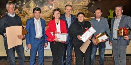 Nach der Ehrung: Alfred Seifert (von links), Prokurist Siegfried Höpfinger, Hildegard Reichgruber, Thomas Gruber, Roswitha Haenschke, Thomas Bernhart, Ludwig Härtl.Foto  re