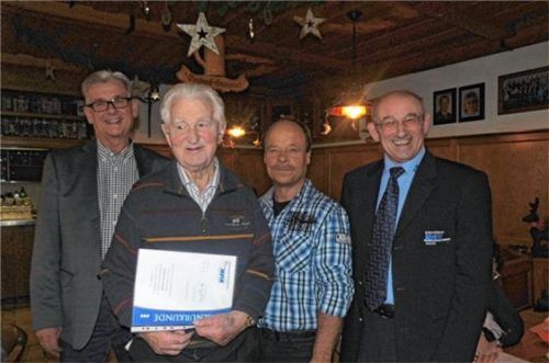 Nach der Ehrung: Kreisgeschäftsführer Josef Ascher, Anton Emehrer, Georg Schrankl und Kreisvorsitzender Reinhard Zuck.Foto  fim