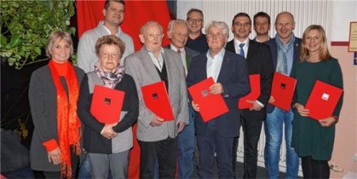 Nach der Ehrung: Marion Demberger (von links), Günter Zellner, Marco Harrer (ehem. Vorsitzender), Robert Wagner, Georg Behmaier, Oliver Franke (Stellv. Vorsitzender), Herbert Schildhauer, Josef Haslwimmer, David Kliemantat (Stellv. Vorsitzender), Hildegard Staller, Birgit Noske (Stellv. Vorsitzende).Foto  re