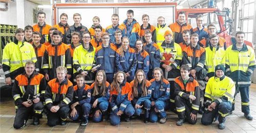 Nachwuchs für die Feuerwehr: 40 junge Männer und Frauen aus Taufkirchen, Zeiling, Guttenburg und Oberneukirchen stellten sich der Abschlussprüfung des Basislehrgangs zur „Modularen Truppausbildung“.Foto fim
