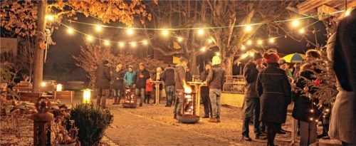 Nächtliches Flair mit Lichtern und Feuerstelle auf dem Weihnachtsmarkt .Fotos  Stache
