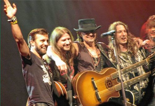 Neben Gitarrenlegende Richie Sambora (Mitte) zu stehen und in das gleiche Mikrofon zu singen, war für die Aiblinger Rockband „Raygun Rebels“ ein Traum, der in Erfüllung ging. Fotos  privat