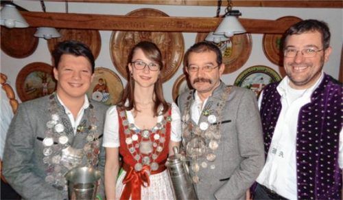 Neue Majestäten mit (von links): Dominik Liedl, Magdalena Hanslmeier, Andreas Römersberger und Schützenmeister Michael Albersinger.