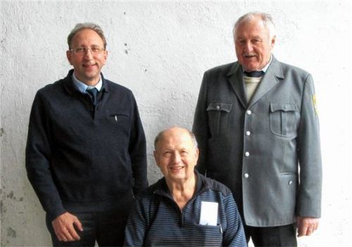 Neugewählter Kassier der KSK Alfons Hoferer, Erich Marx und Vorstand Franz Kriegel. Foto  fma