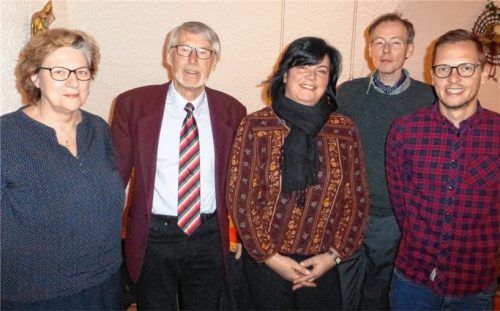 Neuwahl beim Förderverein Gymnasium Gars: Bis auf einen neuen Schriftführer (der vorherige kandidierte nicht mehr) setzt er sich aus den bisherigen Vorstandsmitgliedern zusammen.