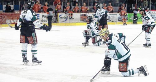 Niedergeschlagene Starbulls-Eishockeyspieler auf dem Crimmitschauer Eis, nachdem der Abstieg aus der DEL 2 feststand. Foto Matthias