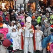 Nikolaus besuchte Christkindlmarkt und beschenkte Kinder